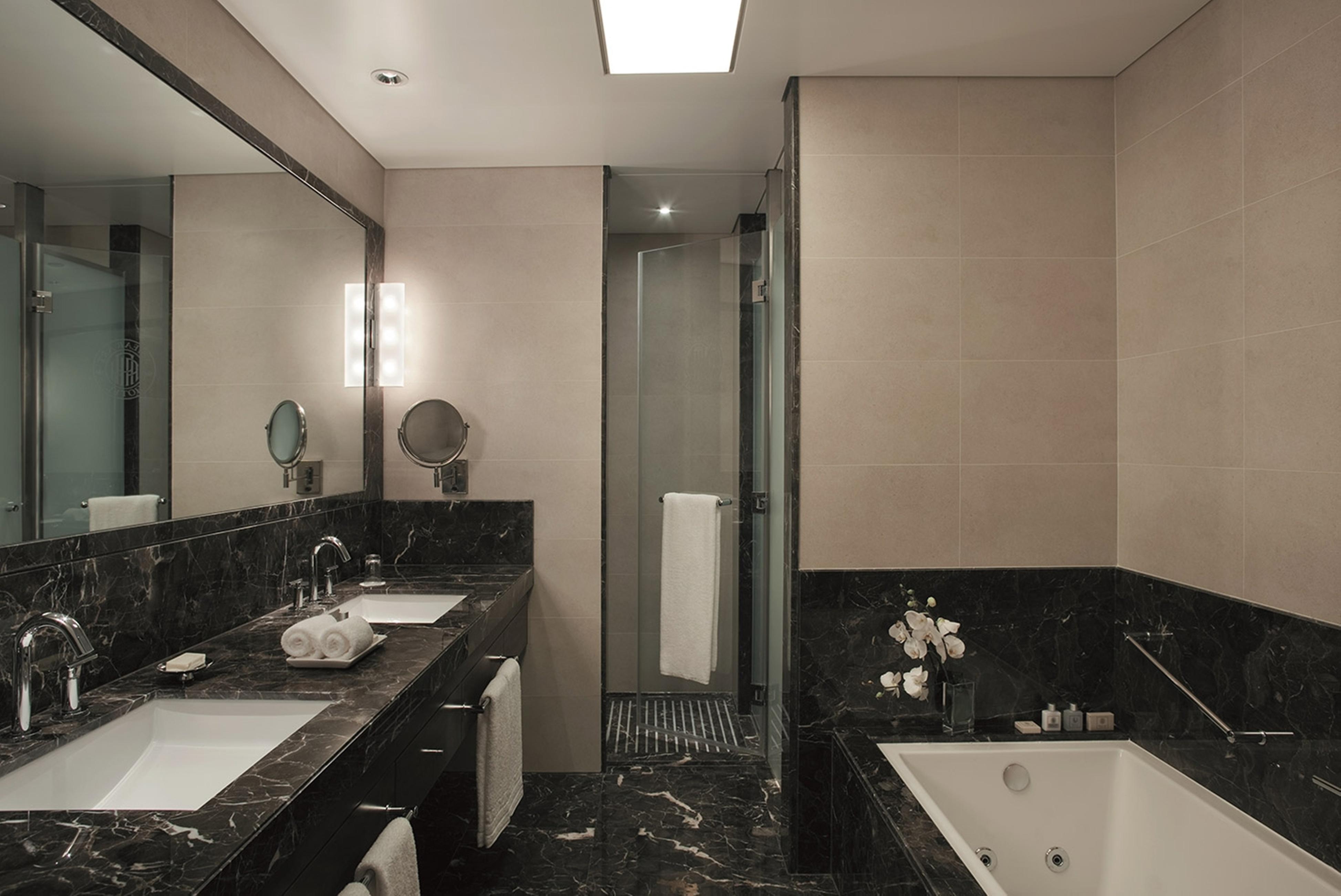 Alvear Art Hotel Buenos Aires Exterior photo A bathroom in a hotel